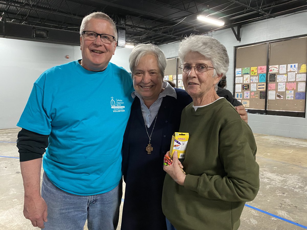 mpross1's tweet photo. So honored to be serving Sister Norma Pimentel & her staff at the Catholic Charities of the Rio Grande Valley Humanitarian Respite Center in McAllen, TX. What a lesson in loving your neighbor. #BeABetterHuman #ServeThoseInNeed @nspimentel @NatImmForum @LEImmigrationTF @SLStMarys https://t.co/RPM1GWRxcx