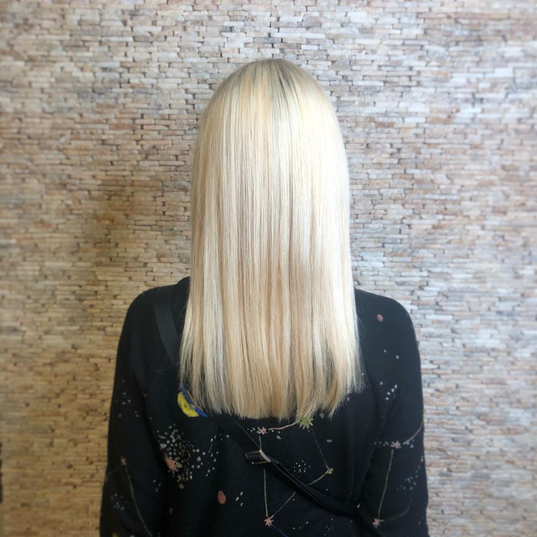 TeddieKossofs's tweet photo. In 2020 we are saying bye to yellow blondes and hello to cool tone blondes 👋
Color: @coloristjunkie_mo
Style: @jasminekicic
#teddiekossof #teddiekossofsalonspa #glenbrook #northbrook #glenviewil #northfieldil #northfieldsalon #glenviewsalon https://t.co/5XzqB58TnP