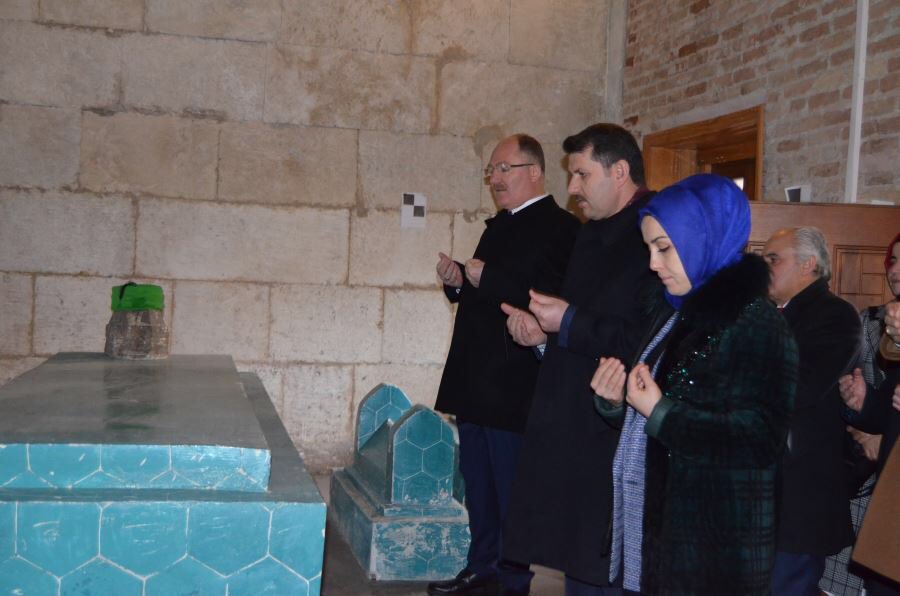 bizimsivascomtr's tweet photo. KEYKAVUS, ÖLÜMÜNÜN 800. YILINDA DUALARLA ANILDI

31 yaşında hükümdar olup 9 yıl tahtta kalan ve 40 yaşında vefat eden Selçuklu Sultanı 1.İzzeddin #Keykavus, vefatının 800. yılında  Şifahiye Medresesi’ndeki türbesi başında dualarla anıldı⤵️

https://t.co/rUAl18wwhA https://t.co/1z8MEkHx1B