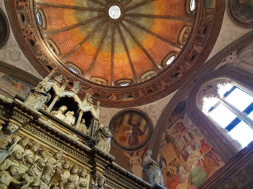A jewel in #Milan: the Portinari Chapel in #Sant'Eustorgio. A beautiful chapel that hosts the incredible monument with the relics of Saint Peter from Verona, the Saint patron of... headaches! Plus, the bodies of the Magi used to be here. Read my blogpost: leapintoadventure.com/santeustorgio-…
