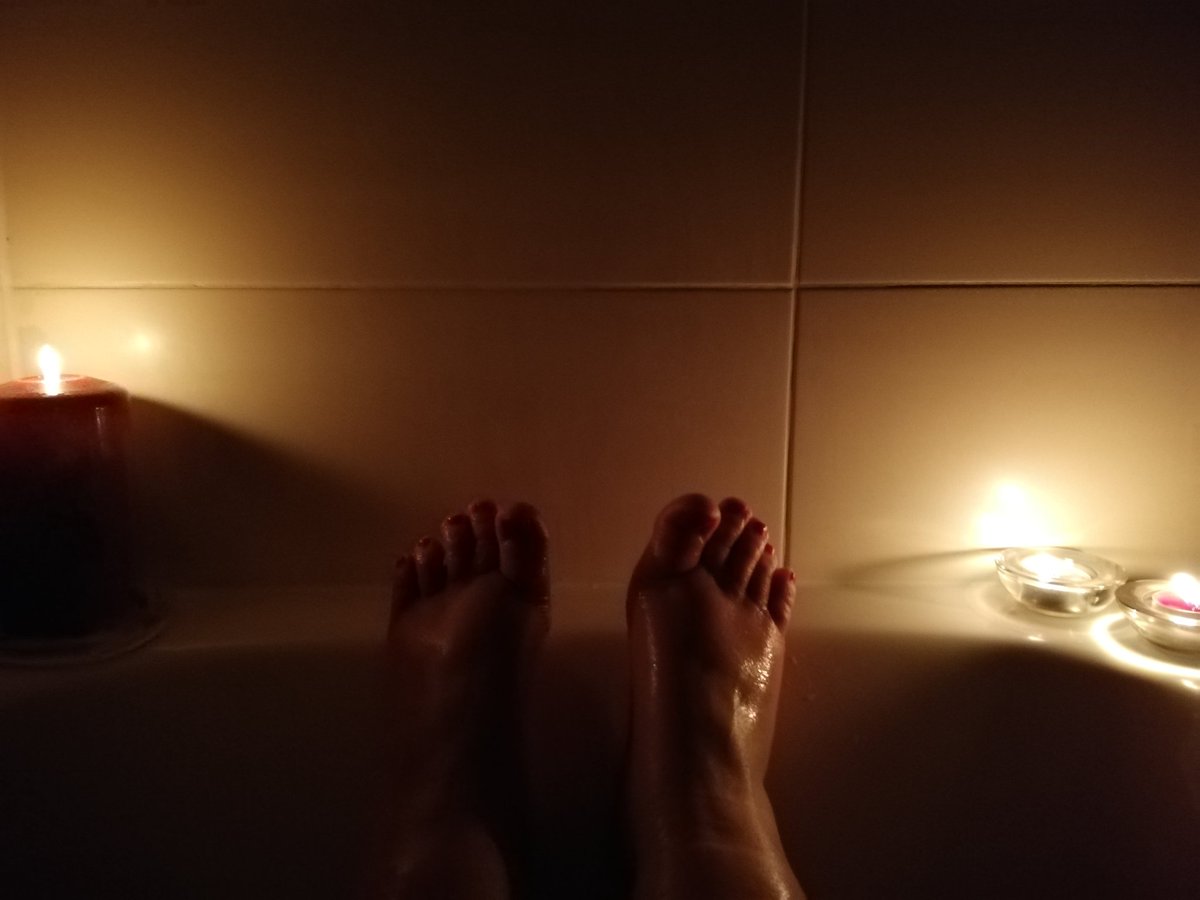 LauraBlunden1's tweet photo. Needed a relax and a soak after an ok but very long day. One can get used to relaxing with candles and bubbles #relaxing #destressing #bubbles #candles #clean #cleanpjs #cleanbedding #itsthebest https://t.co/hfmvn1QRJj