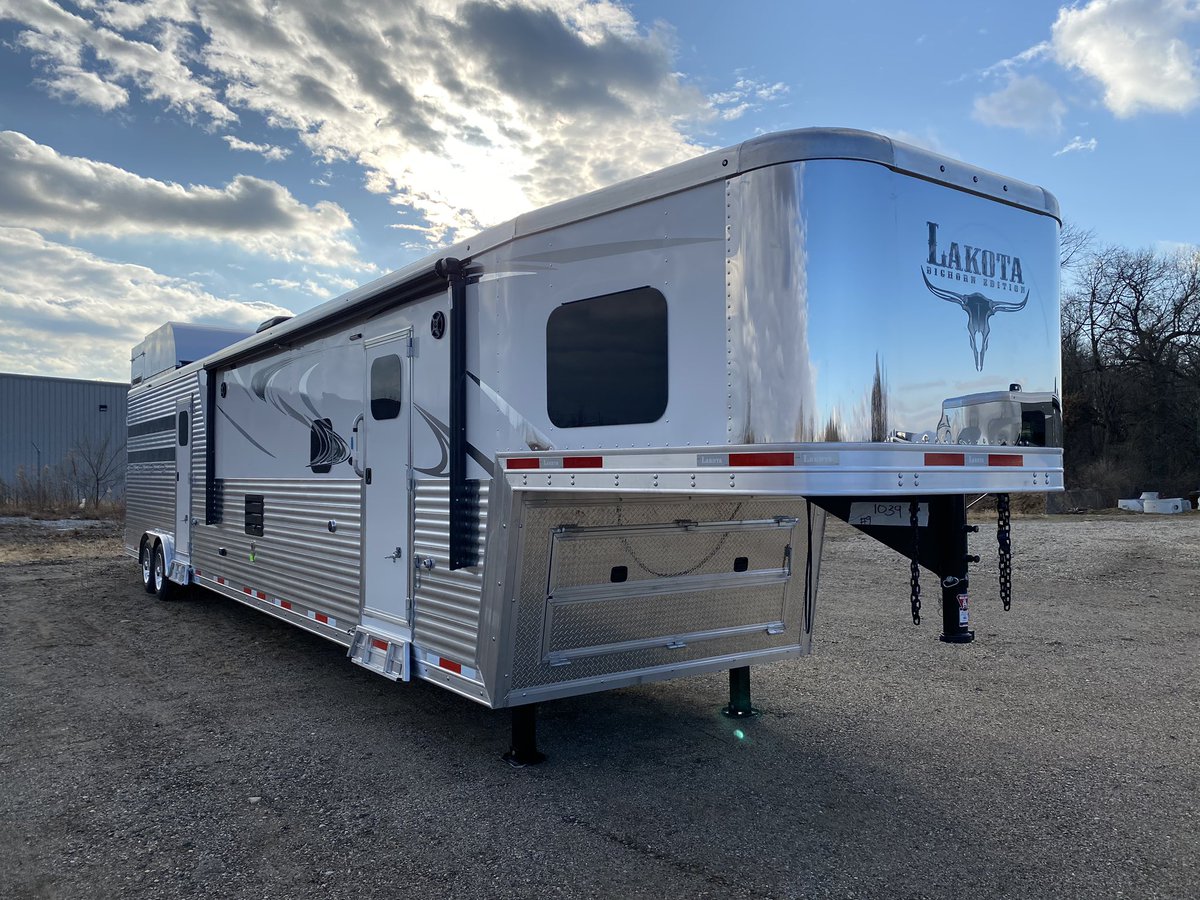 LakotaTrailers's tweet photo. ✨LUXURY✨ living quarters stock combo! 

This one’s another example of the 🔥🔥 2020 Bighorn Livestock Editions! Build YOUR Lakota at https://t.co/7ccntQHilK. 👊 #LakotaFOREVER #LakotaTrailers #StockTrailers https://t.co/qcIsYnQdV6