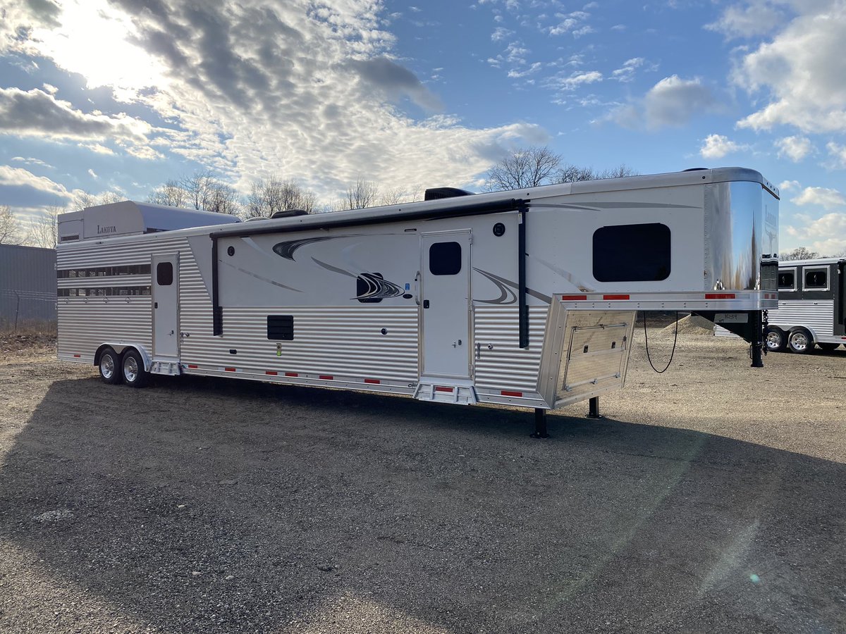 LakotaTrailers's tweet photo. ✨LUXURY✨ living quarters stock combo! 

This one’s another example of the 🔥🔥 2020 Bighorn Livestock Editions! Build YOUR Lakota at https://t.co/7ccntQHilK. 👊 #LakotaFOREVER #LakotaTrailers #StockTrailers https://t.co/qcIsYnQdV6