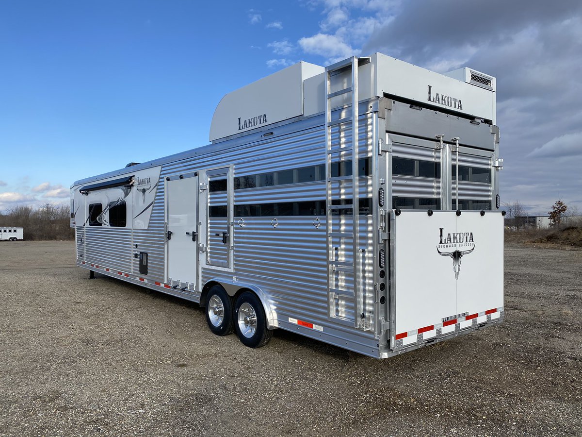 LakotaTrailers's tweet photo. ✨LUXURY✨ living quarters stock combo! 

This one’s another example of the 🔥🔥 2020 Bighorn Livestock Editions! Build YOUR Lakota at https://t.co/7ccntQHilK. 👊 #LakotaFOREVER #LakotaTrailers #StockTrailers https://t.co/qcIsYnQdV6