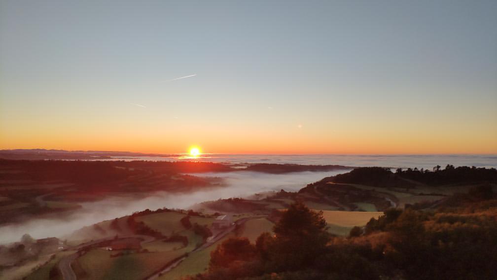 PostureigLleida's tweet photo. Per despedir lo dimarts, posta de sol #Ponentinament bonica des del Castell de la #GuardiaLada, a #MontoliuDeSegarra d'en @jtrillav_7, merci! https://t.co/ELKQZjL4nG