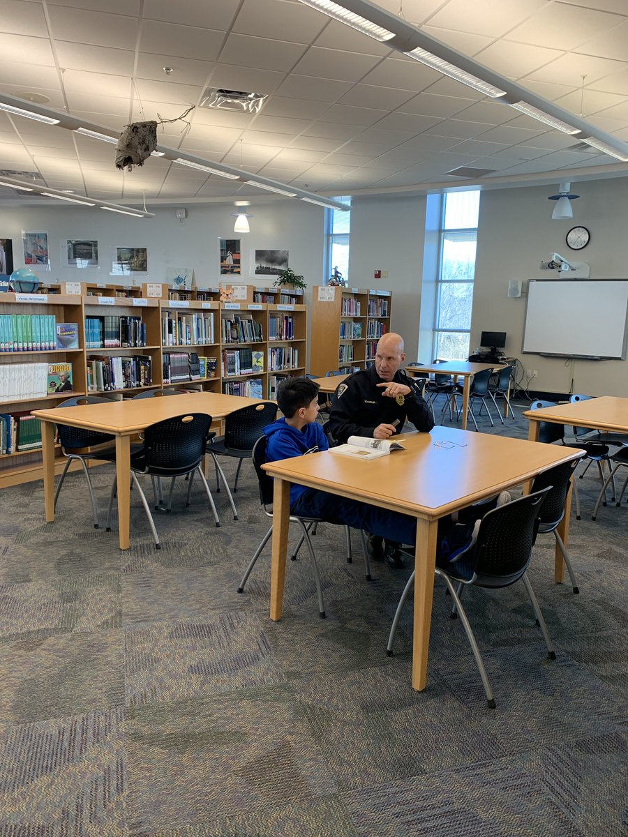mrskcatanzaro's tweet photo. We had some awesome volunteers in the library today. Thanks @ballwinpd for taking the time to read with us. @SMSstallions #readersareleaders #bookbuddies #stallionway https://t.co/G3FOODsXc5