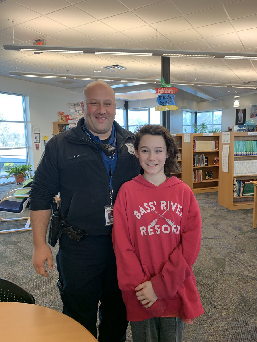 mrskcatanzaro's tweet photo. We had some awesome volunteers in the library today. Thanks @ballwinpd for taking the time to read with us. @SMSstallions #readersareleaders #bookbuddies #stallionway https://t.co/G3FOODsXc5