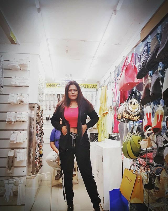 SaniaRawani1's tweet photo. I too want a little from everything...guess that's a confession of a Shopoholic..believe me..just little😅🤣
#shopoholic #confessionofashopaholic #girlsatshopping #littleofsomething #instaaddicted https://t.co/fgon1aBToo