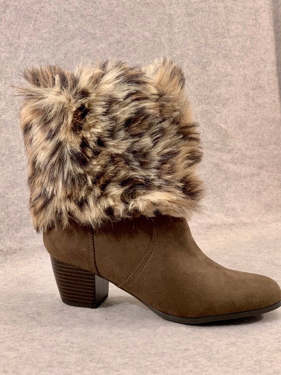 FaShIoNSpOtoN's tweet photo. Boot Toppers 

Change Your Boot Look With Fabric or Sweater Sleeves 
#BootToppers #DYS #Fashion #Crafts  #Sweaters #Boots #Fabric https://t.co/r6gGPfLRMg