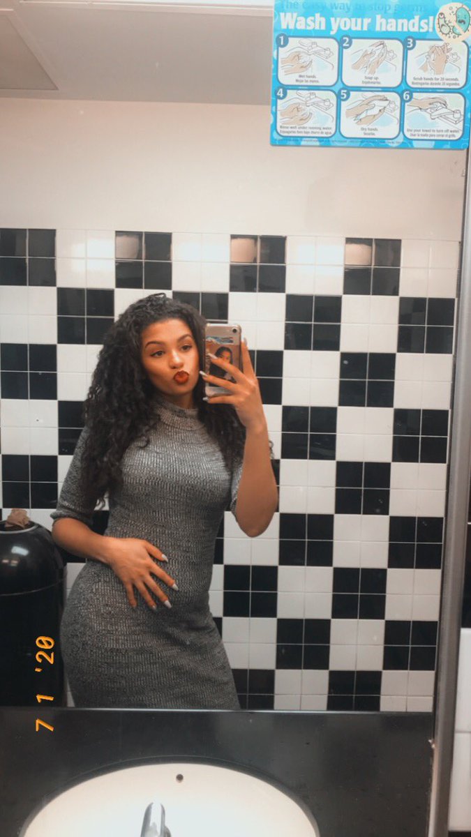 _Darnee's tweet image. My drunk selfies are becoming a thing😂🥰