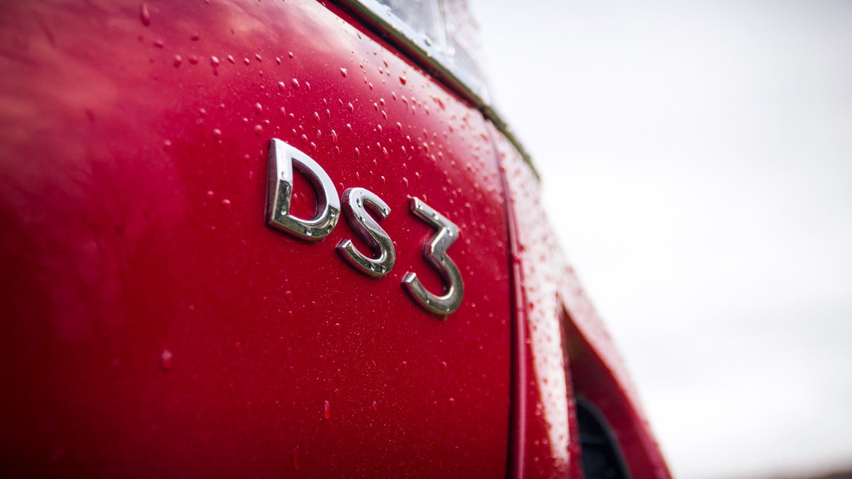 Common features: new DS 3 Crossback v. old DS 3. No.1, the shark fin. No.2, the badge. And that’s about it... take a look at all the new features in our most recent video now 👀 youtu.be/uZcfGx6Q01w