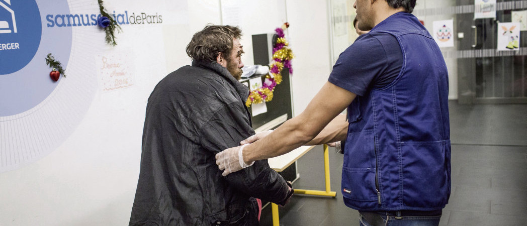 humanite_fr's tweet photo. L’Élysée s’est immiscé dans le processus de nomination du dirigeant du Samu social. Une première depuis sa création, en 1993.
L’exécutif réclame un haut fonctionnaire pour pouvoir exclure les migrants des dispositifs
▶️https://t.co/hcWVIwpPZ8 https://t.co/KxzsujsaR0