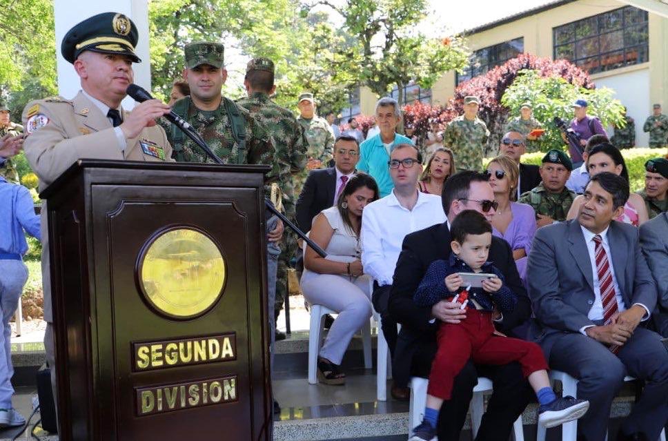 GoberNorte's tweet photo. Damos la bienvenida al Brigadier General Marcos Evangelista Pinto Lizarazo, nuevo comandante de la @Ejercito_Div2, con quien trabajaremos unidos por Norte de Santander. 

(Abrir hilo) https://t.co/ntq86LncA8