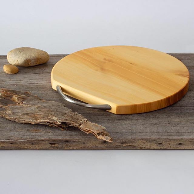OzWoodWork's tweet photo. We have a new shipment of these Huon Pine cheese boards - clean lines, elegant simplicity, https://t.co/Trbps9W5b3 #cheeseboards #huonpine #australianmade #weddinggifts https://t.co/zsqAAajFVP