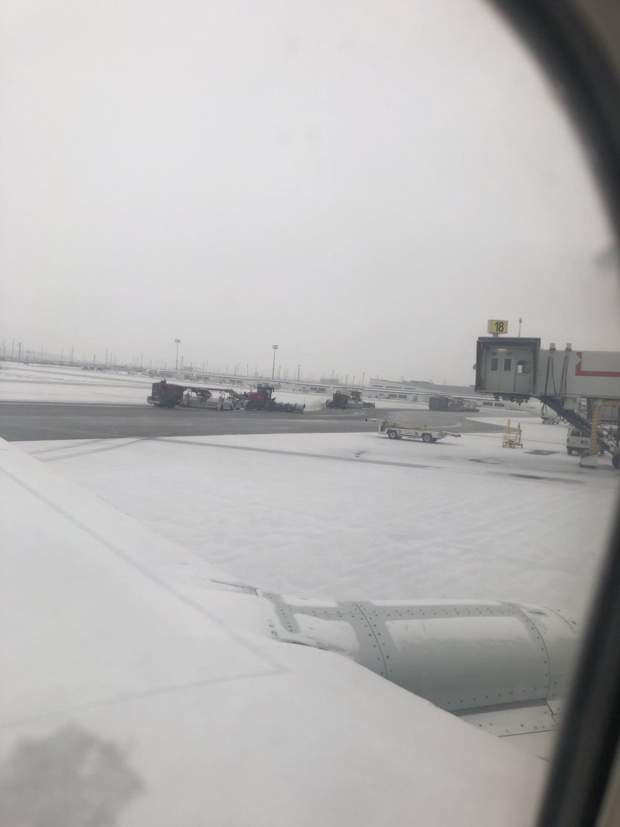 Birney14's tweet photo. ⁦@FlyYYC⁩ getting the job done to get this ⁦@WestJet⁩ plane outta here #canadianwinter #hometothefamily #missedxmas https://t.co/ixVBLcYjCs