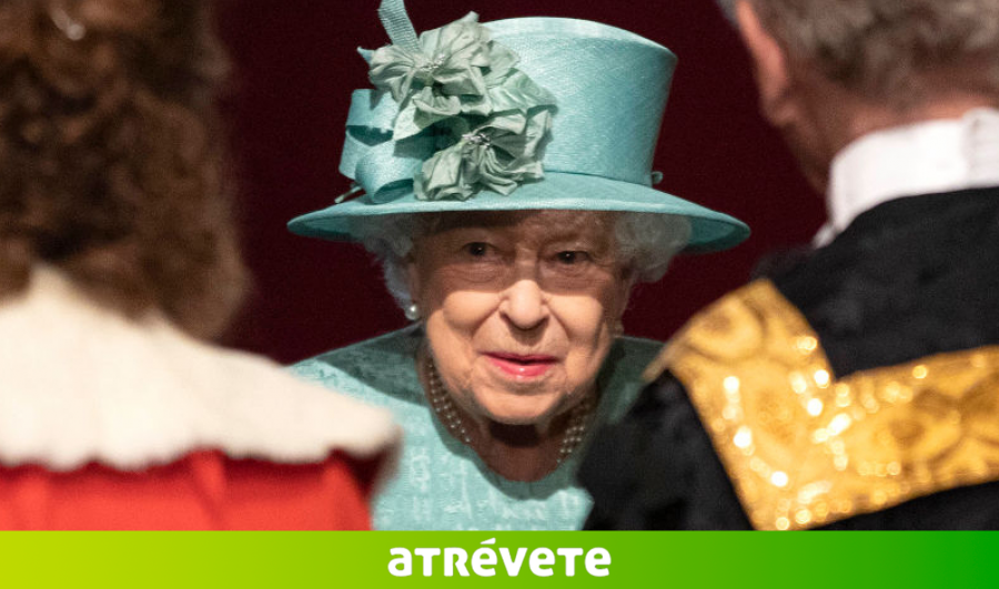 atrevetedial's tweet photo. 👑 La Reina Isabel II anda en busca de un 'community manager' para que cuide sus redes sociales... Y en @atrevetedial nos hemos propuesto hacernos con ese puesto 📲 Normal... ¡Si es que pagará al afortunado 1.200 euros semanales! - @lauradlcalle ➡ https://t.co/TncOTgaggv https://t.co/GB9DwAOM9y