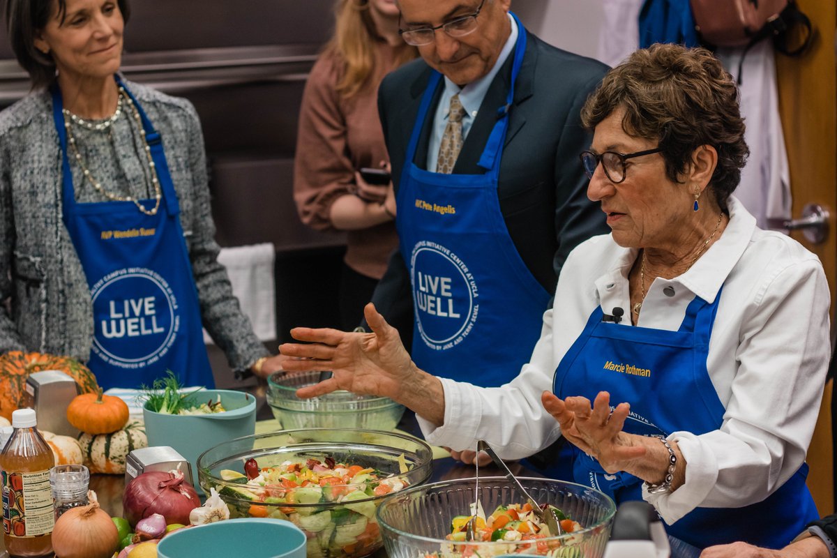 Professor Amy Rowat helped to organize and launch the new Teaching Kitchen on campus, bringing the new facility to life! It was created to host Teaching Kitchen classes in order to provide hands-on skills and food literacy to students. #ucla #uclaibp #teachingkitchen #bruins