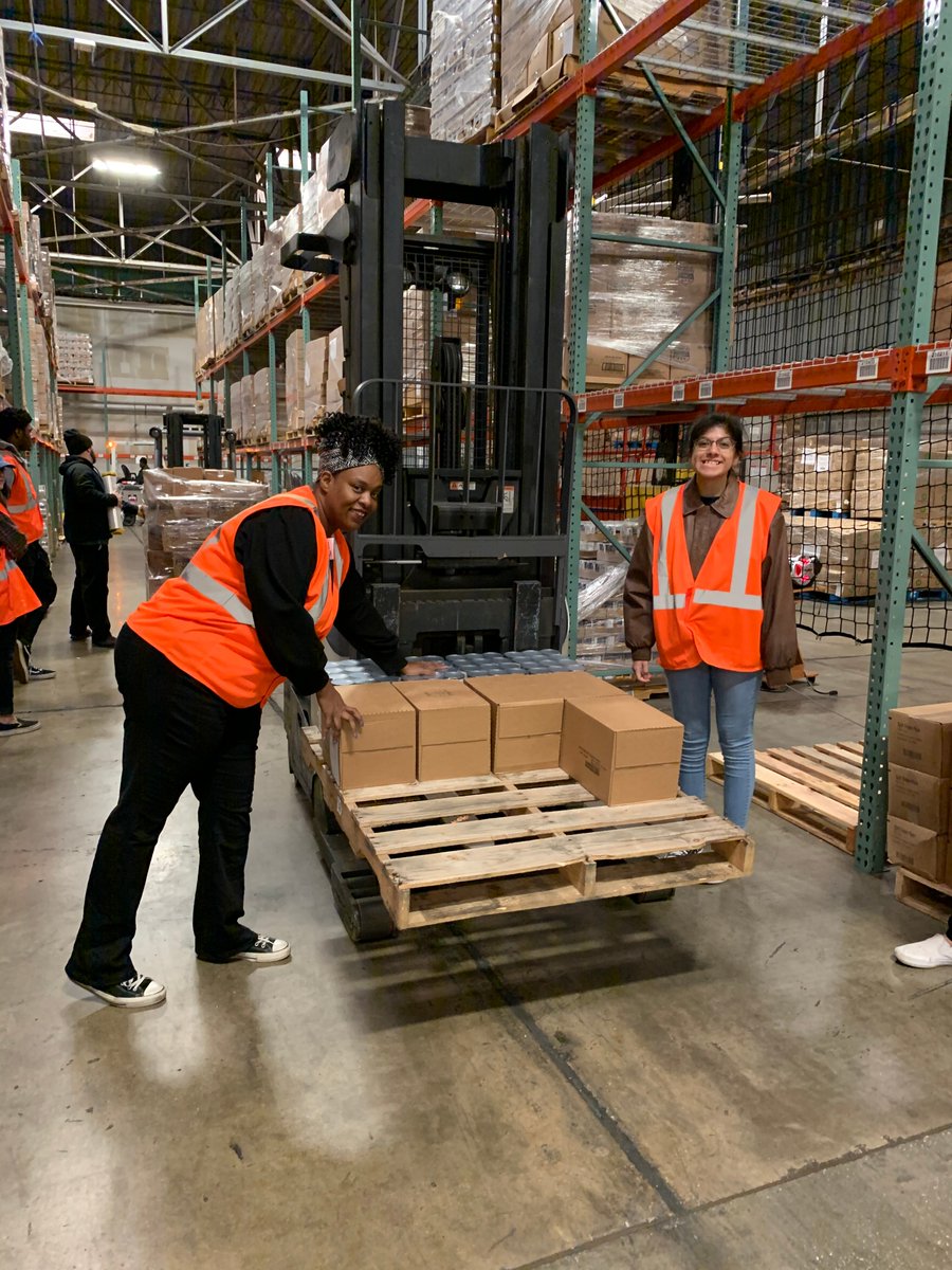 UTSA's tweet photo. Hey, 'Runners! How are you spending your last 2 weeks of winter break? These Roadrunners rolled up their sleeves today, volunteering at a Louisiana food bank as part of the @UTSAvolunteers Alternative Winter Break trip. #ABUTSA #UTSA https://t.co/dvbRQKwCi5