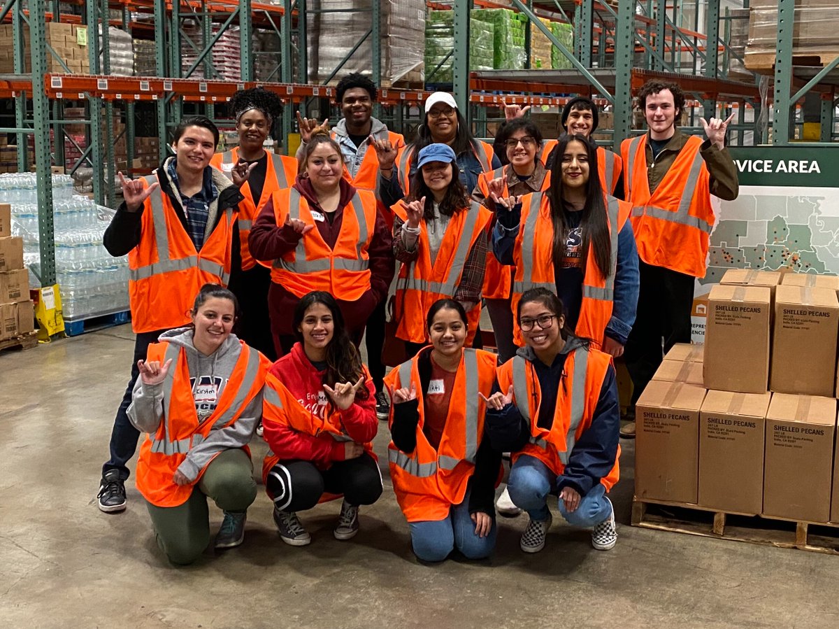 UTSA's tweet photo. Hey, 'Runners! How are you spending your last 2 weeks of winter break? These Roadrunners rolled up their sleeves today, volunteering at a Louisiana food bank as part of the @UTSAvolunteers Alternative Winter Break trip. #ABUTSA #UTSA https://t.co/dvbRQKwCi5