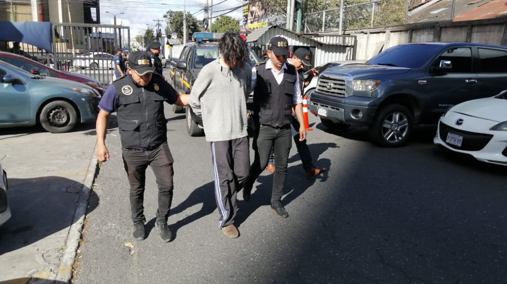 Alexgiron2006's tweet photo. Capturan a presunto responsable de haber dado muerte a una niña de tan solo 11 años, cuando se encontraba vendiendo refacciones junto a una mujer de 32 años, hecho ocurrido el pasado 13 de diciembre del año 2019, en un sector de zona 21 capitalina. @PNCdeGuatemala @TGWdigital https://t.co/lfiou85HbL