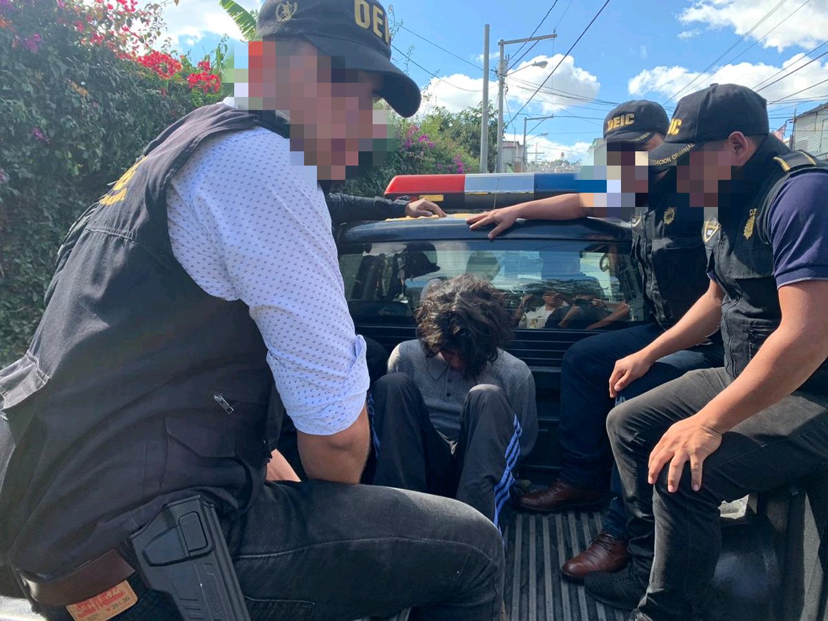 Alexgiron2006's tweet photo. Capturan a presunto responsable de haber dado muerte a una niña de tan solo 11 años, cuando se encontraba vendiendo refacciones junto a una mujer de 32 años, hecho ocurrido el pasado 13 de diciembre del año 2019, en un sector de zona 21 capitalina. @PNCdeGuatemala @TGWdigital https://t.co/lfiou85HbL