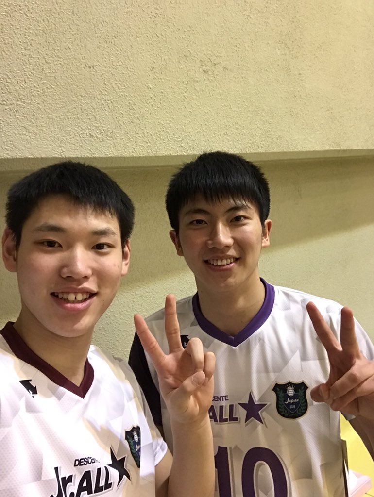 taitojiro's tweet photo. いやー、俺ら本当に大きくなったなあ
※身長ではありません。
顔つきも大人になって
バレーボールで繋がれるってこんな素晴らしいことないと思った https://t.co/mtOySAFIt5