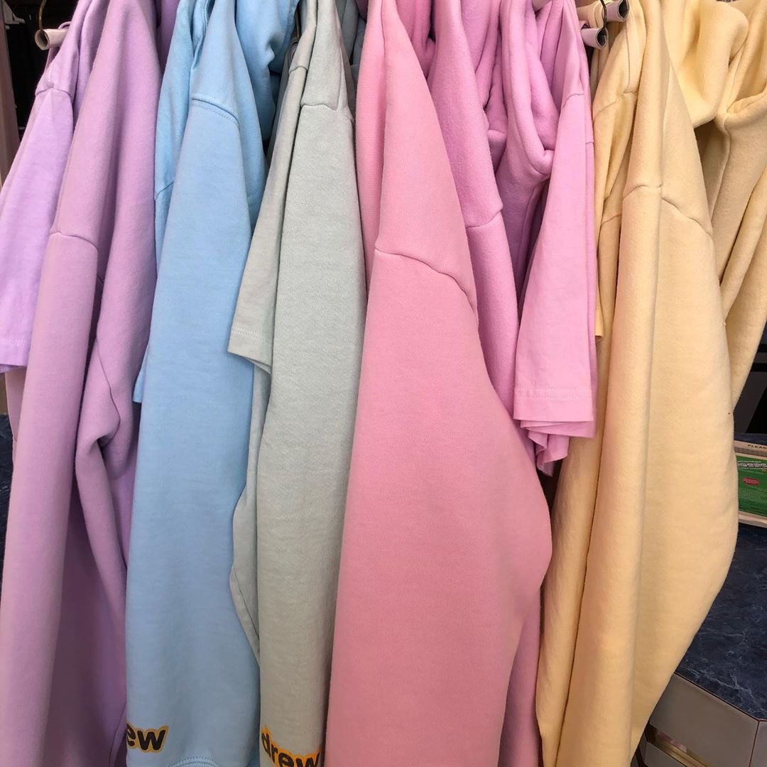 jbtraacker's tweet photo. karlawelchstylist via Instagram: 💗#yummy by @justinbieber💗
#customcustom #pastels #tapandswipe https://t.co/zSBbExM4ol