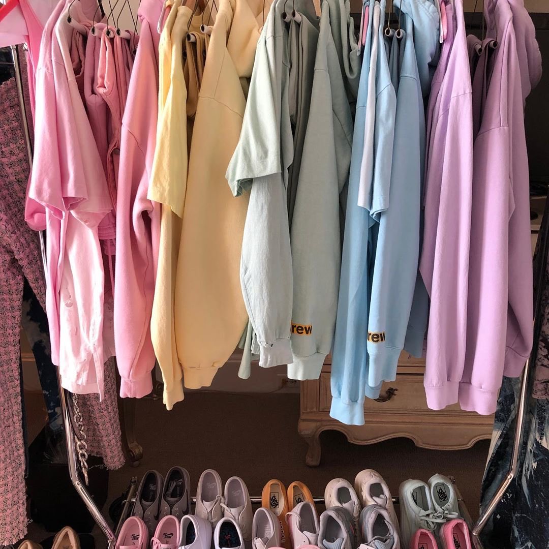 jbtraacker's tweet photo. karlawelchstylist via Instagram: 💗#yummy by @justinbieber💗
#customcustom #pastels #tapandswipe https://t.co/zSBbExM4ol