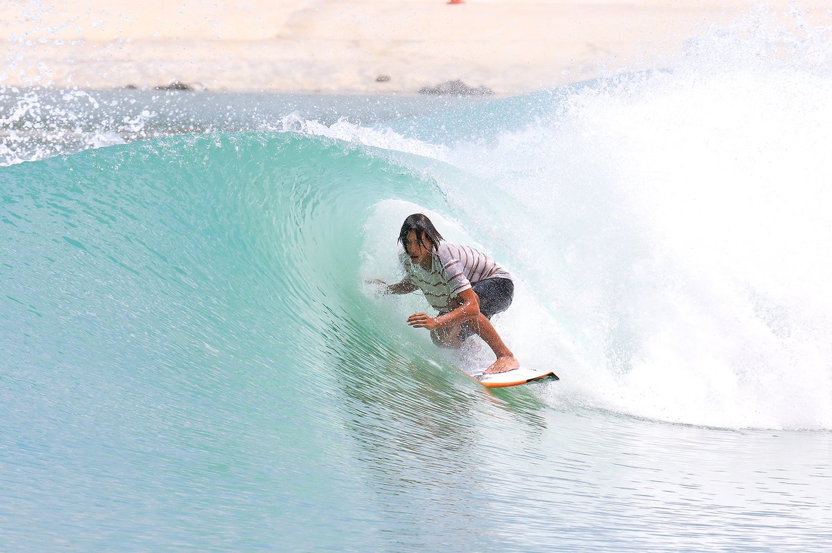Surf_Lakes's tweet image. Jay Occhilupo hides from the sun in a perfect barrel during recent test days at the Surf Lakes R&amp;amp;D site. We are expecting a huge 2020! Stay tuned...

#surflakes #5waves #perfectbarrel #wavepool #wavemachine