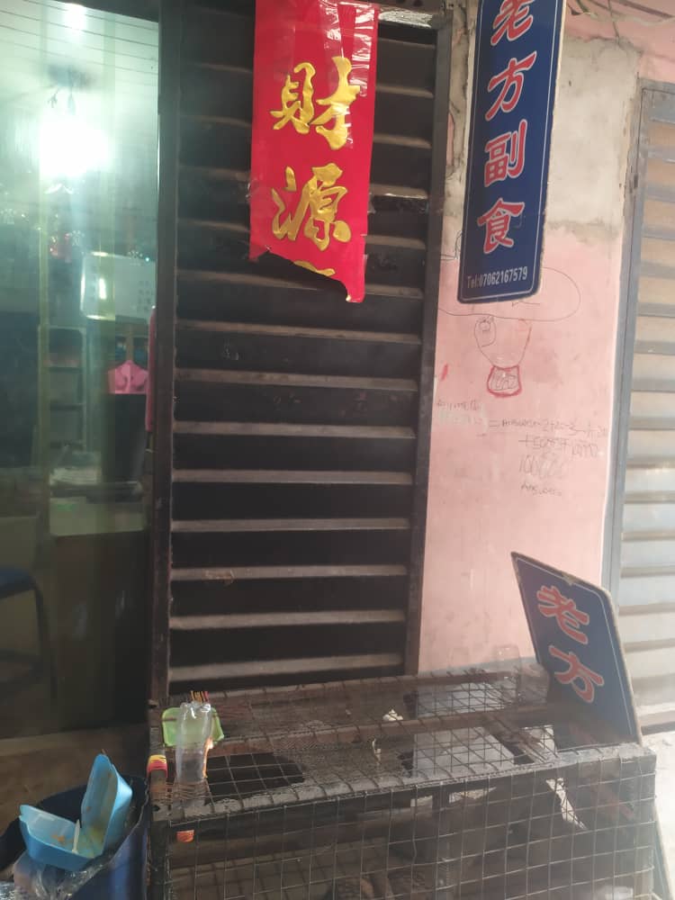 saintmarkvet's tweet image. On a tip, we carried out a sting operation and raided a Chinese shop selling #pangolins. 
It's a thread! 😊
#WildLifeEnthusiasts #FriendsOfTheEarth 
#SaintMarksDiaries