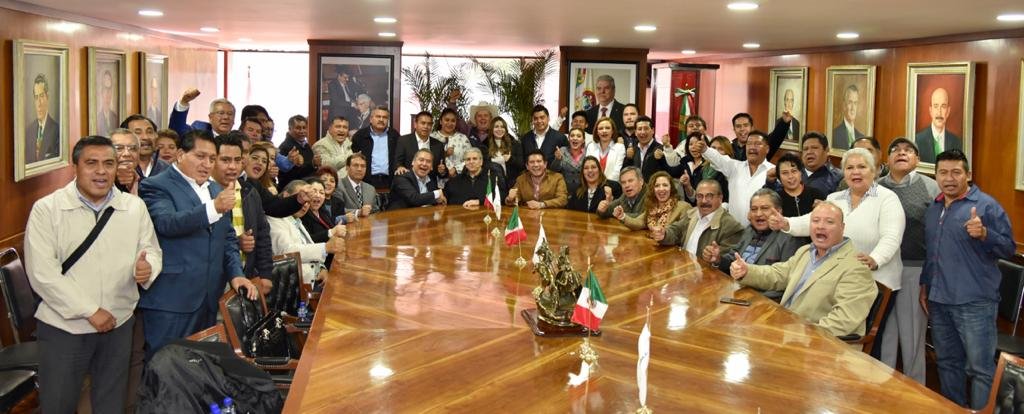 Con #UnidadyTrabajo, nuestro Srio. Gral., el Senador <a href="/CarlosAceves_/">Carlos Aceves del Olmo</a> del Olmo, recibió a compañeros de la Federación de Trabajadores de la <a href="/CTMPuebla/">CTM_FTPuebla</a> y, su Srio. Gral., <a href="/LeobardoSoto/">Leobardo Soto</a>, quienes informaron de las actividades y logros de contratos colectivos de su Federación.