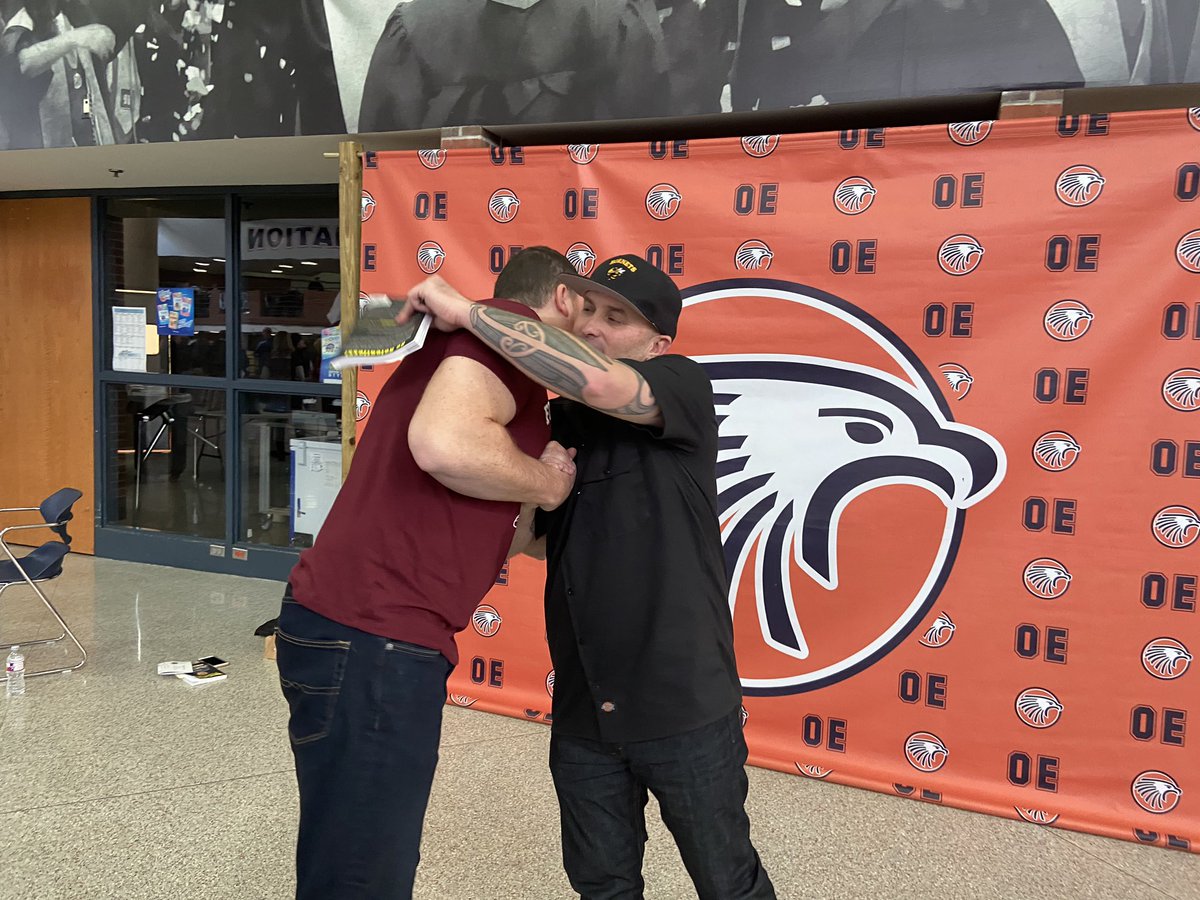 TESBowers's tweet photo. Awesome day getting to meet @brewerhm! Thank you for bringing your passion to @olatheschools. Canโt wait to be #relentless, show that love, and live the legacy when the kids come back tomorrow! #OlatheLearningToShare !
#dbcincbooks #tlap https://t.co/8FPAK1q7gH