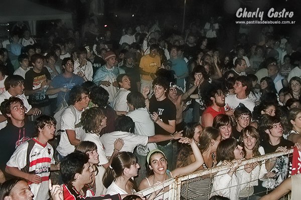 charly_castro20's tweet photo. #efemeridesLPDA
7 de enero de 2007
@DelAbuelo en Arrecifes. Fue en el marco del Acampar Rock.
Fer escribiendo la lista de temas, y Juan en pleno show. https://t.co/6MlbEn8LSx