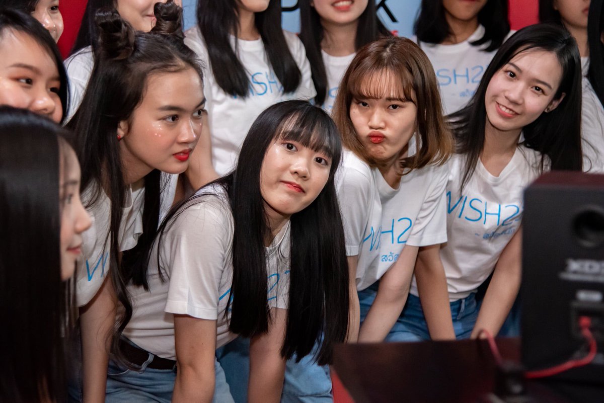 Wish23Official's tweet photo. น้องๆ WISH23  ได้เข้ามอบกระเช้าของขวัญ เนื่องในโอกาสวันขึ้นปีใหม่ 2563 ให้กับ Modern9875 - ดนตรีสีสัน เชียงใหม่ ช่วงดีเจส้มโอ โดยดีเจไก่ เยาวนา มารับมอบของขวัญสวัสดีปีใหม่จากน้องๆ บรรยากาศสนุกและอบอุ่นมากๆค่ะ
:::::::::::::::::::
#WISH23 #วงไอดอลเชียงใหม่ #สวัสดีเจ้า https://t.co/WWn5BYc5OO