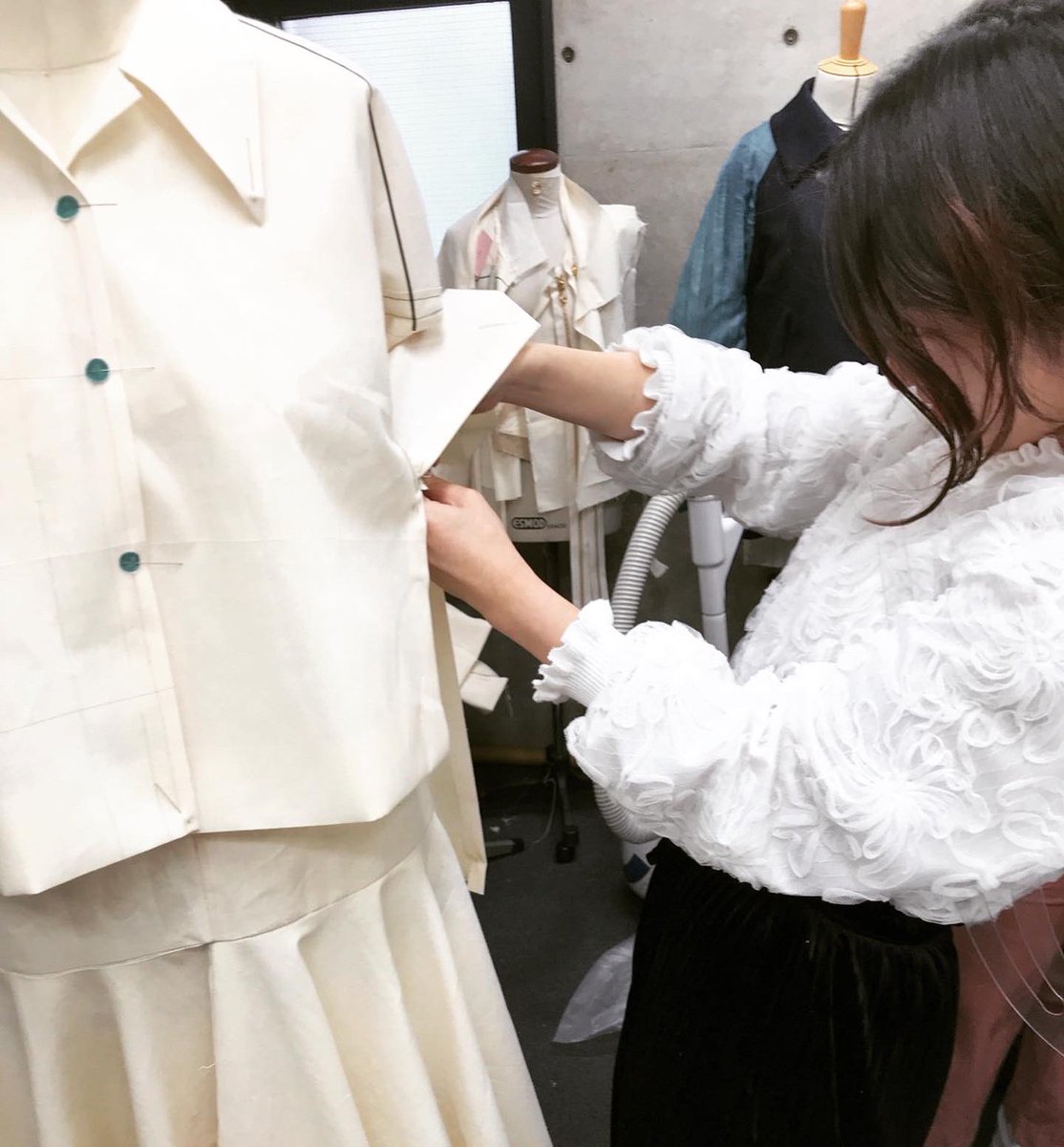 ESMODKYOTO's tweet photo. 産学協同プロジェクト"OPE"のトワルチェックの様子です✂️
"OPE"は商品のデザイン、制作から限定ショップでの販売までの全てを学生自身が手がけるプロジェクトです🛍
クラウドファンディングではOPE限定ショップでお使い頂ける商品券のリターンもご用意しております💰https://t.co/wBXH1UwU2E https://t.co/UGN0sFM2Li