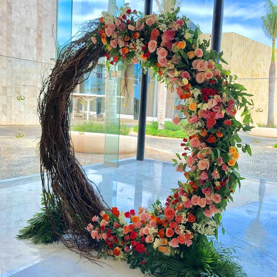 An eternal vow needs a respectful creation. A wedding ring symbolizes the commitment and the union of two people for the rest of their lives. This strength is one of our biggest inspiration for our work, so we tried to capture all of this with this astonishing floral decoration.