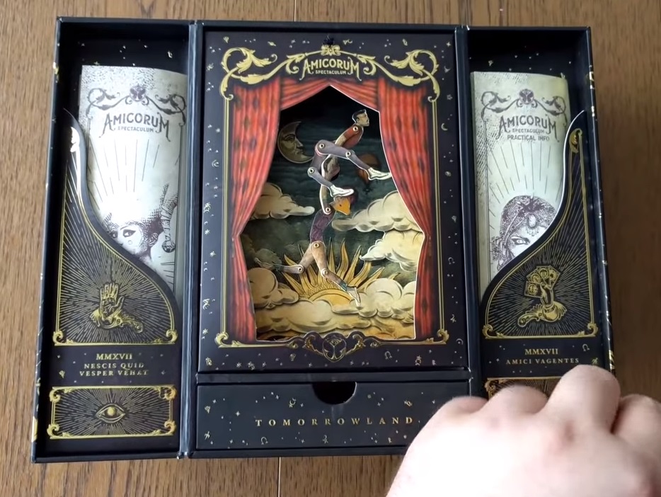 Mig_Moguel's tweet photo. Vean esta chulada de caja con el brazalete del festival #Tomorrowland que me encontré en la oficina de un colega:
#Amicorum Spectaculum https://t.co/DI15ZtJL9V