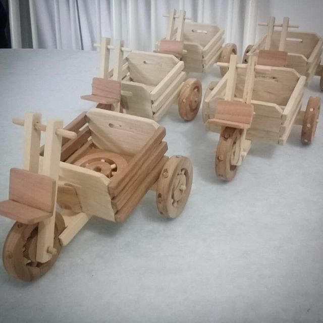 MiolaDesign's tweet photo. Produção de triciclos.
.
.
.
#tbt #artesanatoemmadeira #madeira #arteemmadeira #produção #mioladesign #artesanato #artesanatobrasileiro #votuporanga https://t.co/rpMFs5bTIv