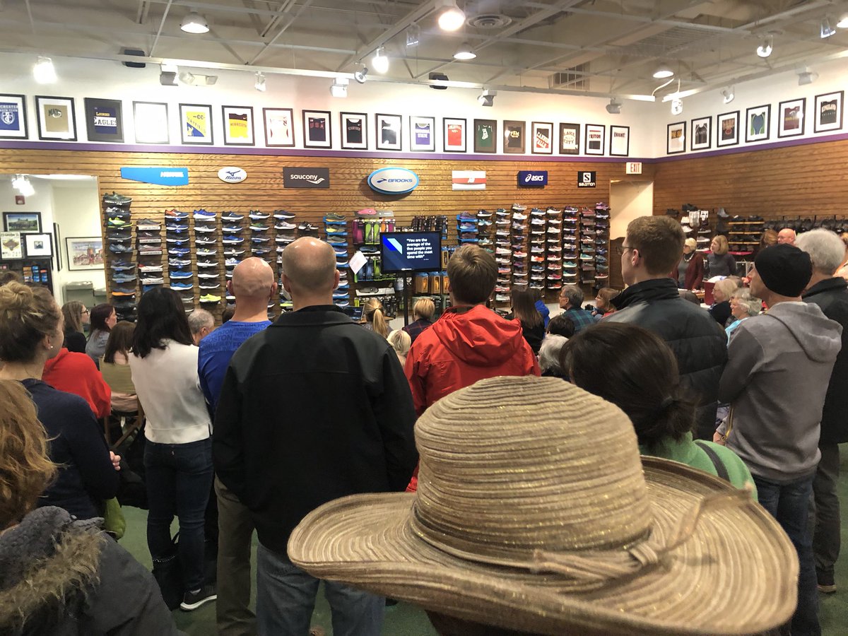 Gathering in my hometown of people listening to others who have crushed their #resolutions at <a href="/TerraLocoMN/">TerraLocoMN</a> Folks supporting each other!