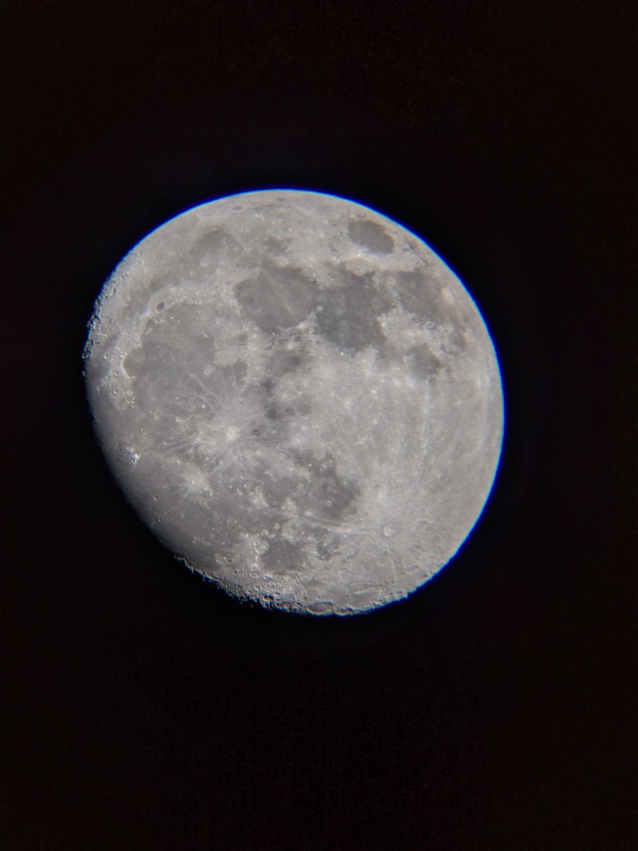 zaffkea's tweet photo. It's a great night to be looking up! #moon https://t.co/iF78hUipqG