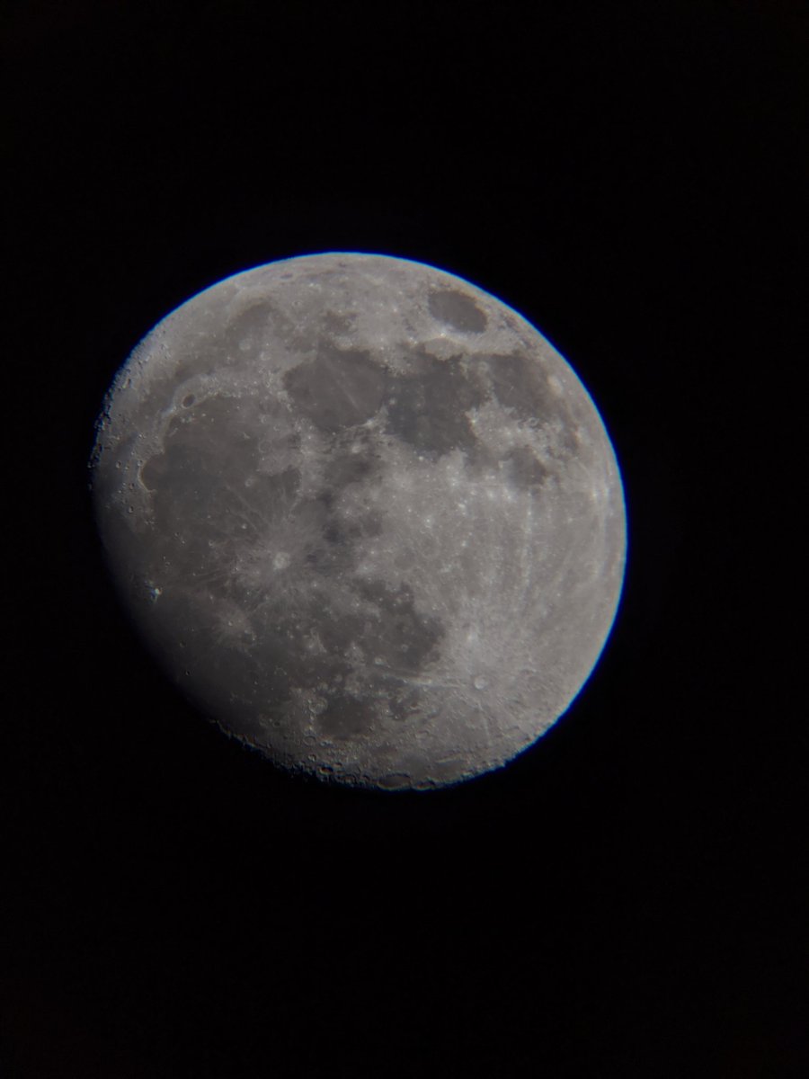 zaffkea's tweet photo. It's a great night to be looking up! #moon https://t.co/iF78hUipqG