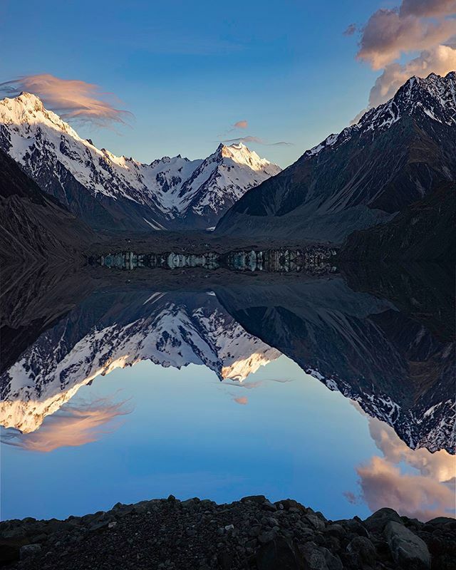 Amazing morning! I got up at 3:30 to hike down the lake in the dark to see the sunrise above glacier. The weather was very cold but it was so worth it!!! ❄️🏔💦 #voyaged #passionpassport #weroamgermany #mthrworld #stayandwander #rsa_outdoors #allaboutadventures #earth_shotz #m…