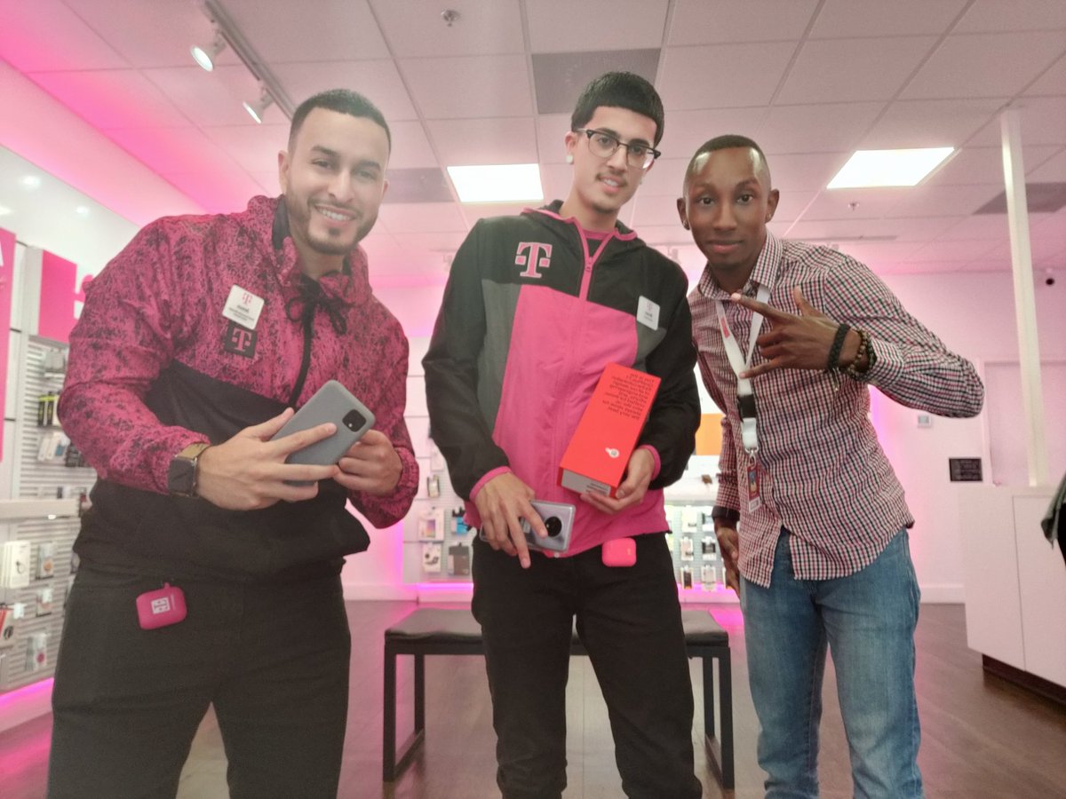 evolut2ion's tweet photo. Got the Poinciana crew rocking today. New Sales Lead set up and ready to go!! #perfectvision2020 https://t.co/j7yUpKm0be
