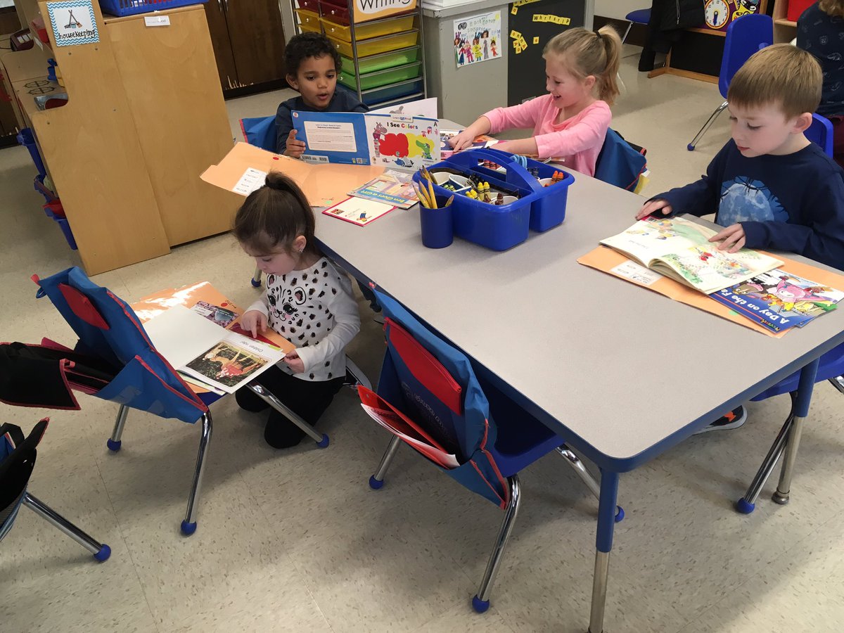 liz_stack24's tweet photo. Super Readers! @HathawaySchool https://t.co/DhwGncZZkk