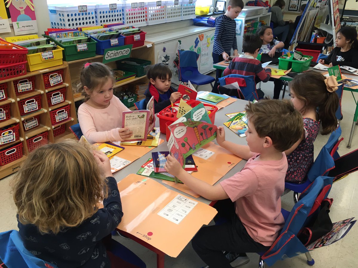 liz_stack24's tweet photo. Super Readers! @HathawaySchool https://t.co/DhwGncZZkk