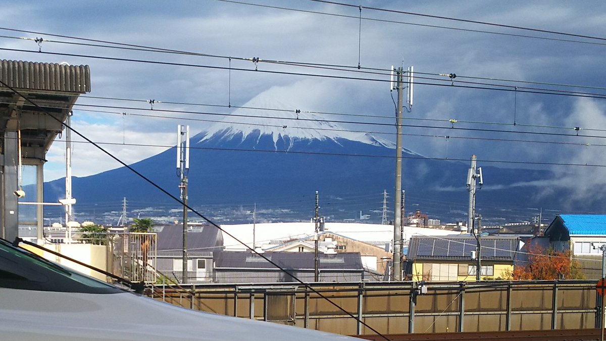 tamacapu's tweet photo. 出張で移動中です🚄@新富士

雨🌧️は止んで晴れ間が見えてきましたが、まだ富士山の東側は雲が厚そうですね。 https://t.co/Wad5zIwp3K