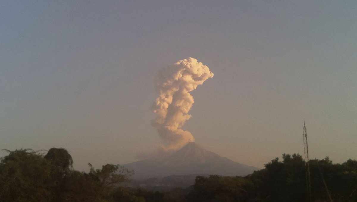 Guatemala: Feuervulkan Fuego erneut ausgebrochen spiegel.de/panorama/guate…