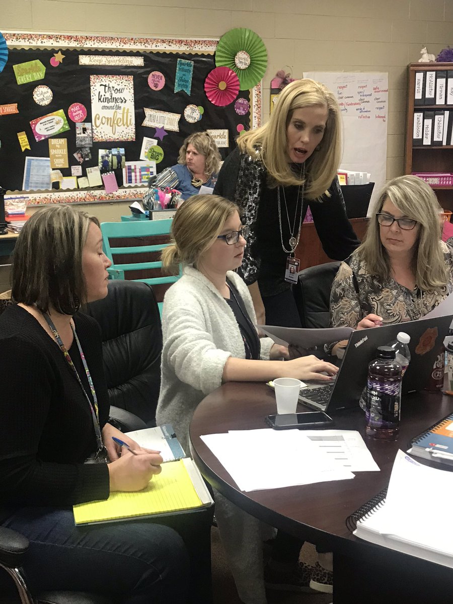 peeples_dawn's tweet photo. I had the privilege of witnessing STELLAR planning and collaboration among the 3rd and 4th grade teachers at Westside. Everyone rolled up there sleeves and focused on doing what is best for our students!!! #growingcps #collaboration https://t.co/vslJwESXEk