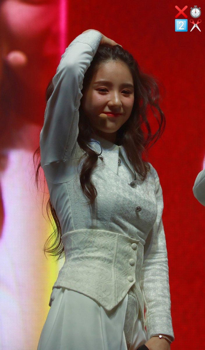 1/7/20hey heejin i love you so much!! just heard about haseul tho, make sure she’s taking care and know that i will wait for her :^( <333