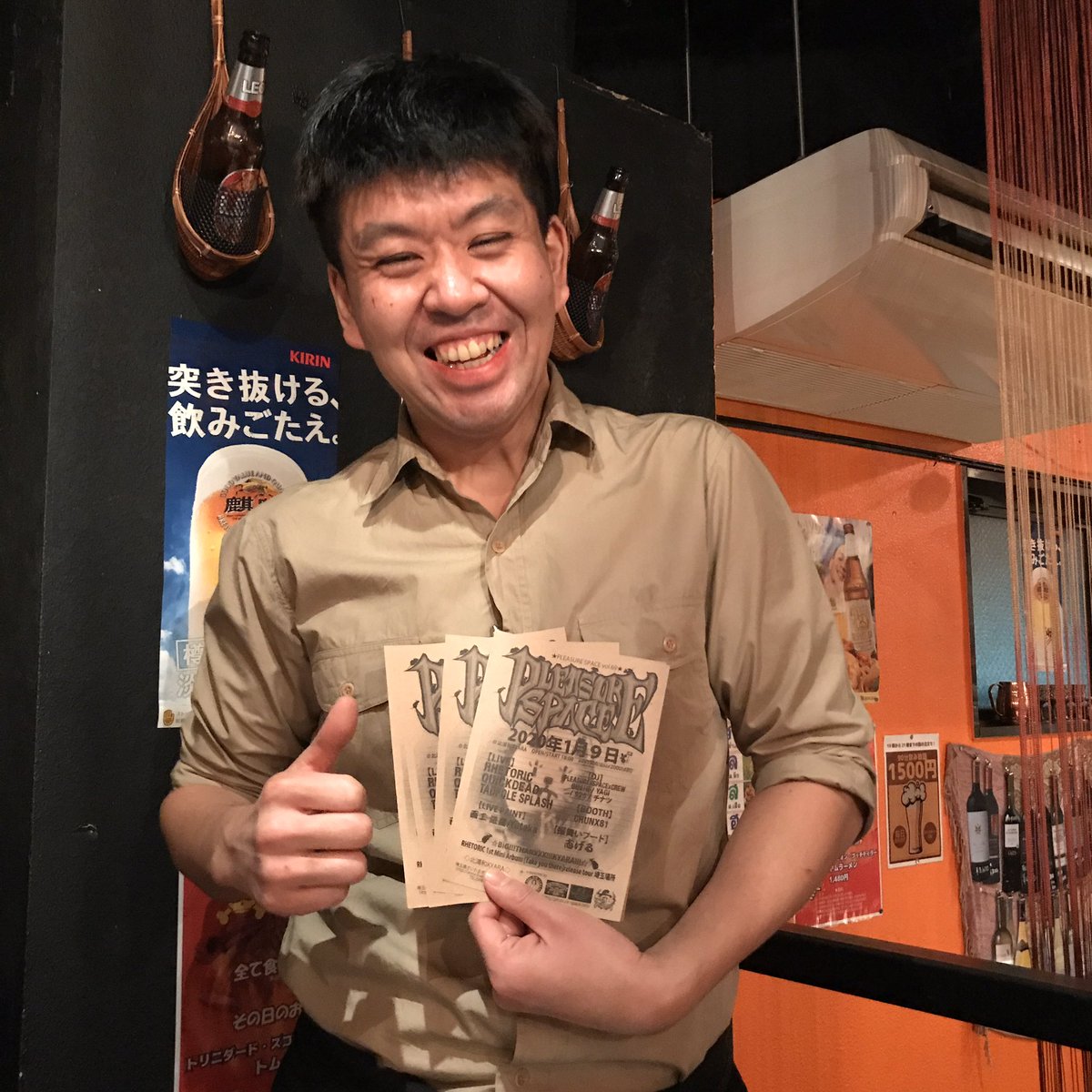 PxS_BUSHI's tweet photo. 大宮の #タイ衆酒場RUFUS さんが
プレスペの告知をサポートしてくれました🎶
ご協力ありがとうございます😊
#kyaraつぶれるってよwww
#北浦和KYARA #プレジャースペース
#プレスペ #PLEASURExSPACE
#RHETORIC #QUICKDEAD #TADPOLESPLASH
#遊鷹 #岩井勇気 #志げる
#埼玉県 #彩の国 #KYARA安藤 https://t.co/Eixu0ihZAy